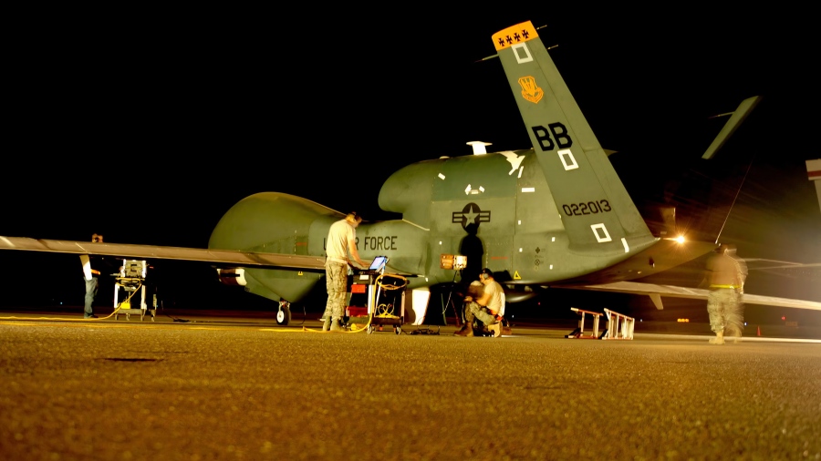 Πρόκληση - Αμερικανικό drone RQ-4B Global Hawk πετάει πάνω από τη Μαύρη Θάλασσα υποδυόμενο το... τετρακόπτερο