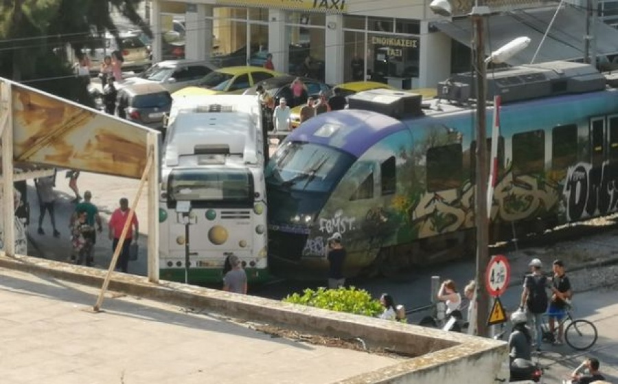 Σύγκρουση λεωφορείου με συρμό του προαστιακού στη Λιοσίων – Δεν υπήρξαν τραυματισμοί