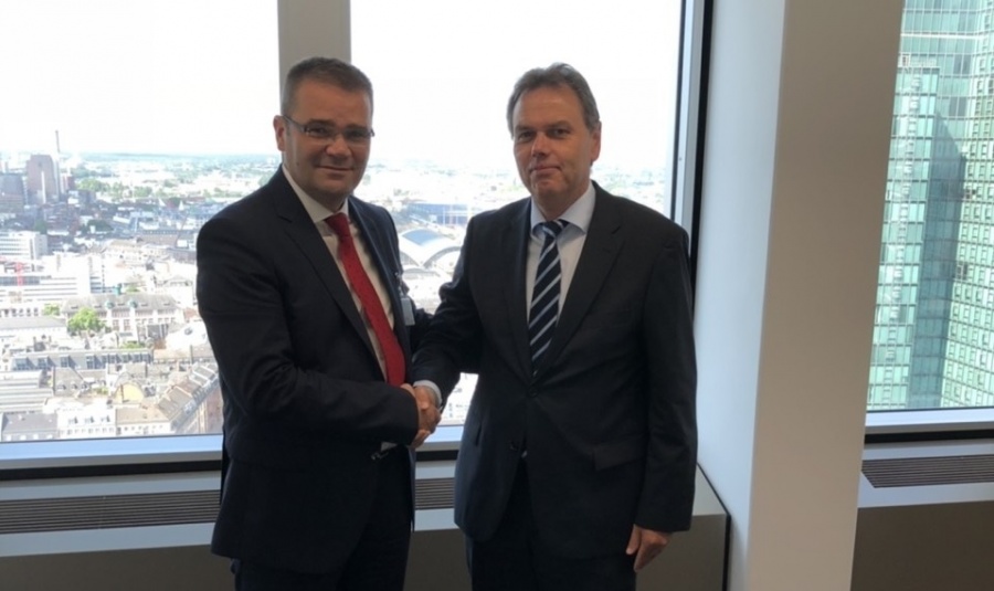 Ο άνθρωπος που έπαιξε παιχνίδια εις βάρος των ελληνικών τραπεζών ο Rolf Klug υποβαθμίζεται στον SSM