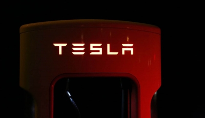 Η παραγωγική αξία της Tesla απέχει 16 αιώνες από την χρηματιστηριακή!
