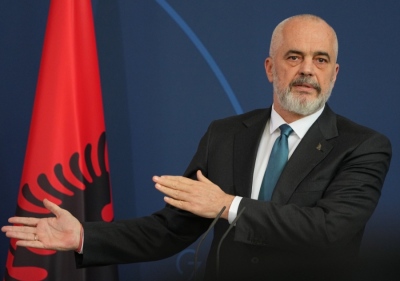 Αλβανία: Μολότοφ, πέτρες και καπνογόνα μπροστά στο γραφείο του πρωθυπουργού Rama