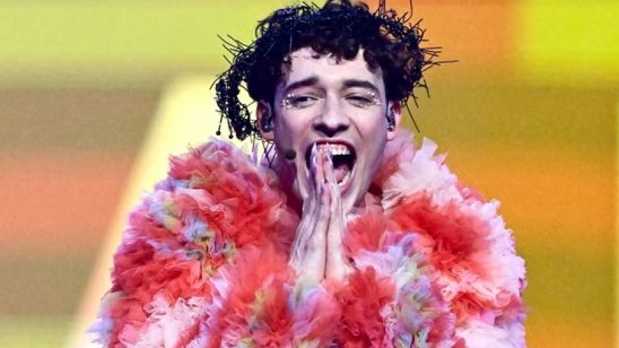 Eurovision: Tο non binary Nemo επέστρεψε το βραβείο του σε ένδειξη διαμαρτυρίας για τη συμμετοχή του Ισραήλ