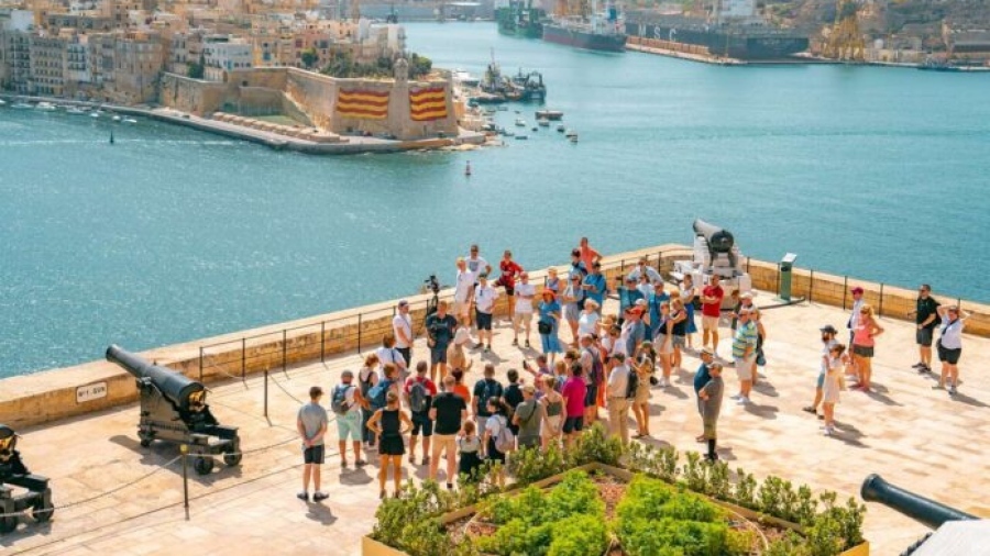 Η κλιματική κρίση χτυπά τον τουρισμό: Ο καύσωνας «αδειάζει» τη Νότια Ευρώπη και στέλνει τους ταξιδιώτες στον Βορρά