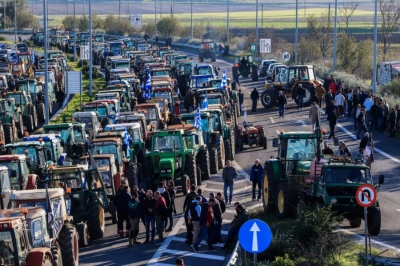 Καταρρέει η κυβέρνηση μπροστά στο αγροτικό μέτωπο - Οι κινητοποιήσεις με 5.000 τρακτέρ θυμίζουν «κίτρινα γιλέκα» στη Γαλλία