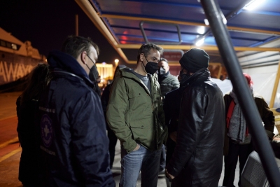 Άστεγους στο λιμάνι του Πειραιά επισκέφθηκε ο πρωθυπουργός –  Προανήγγειλε πρωτοβουλίες για τη στέγασή τους
