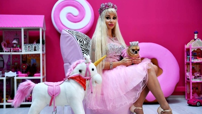 Η «Barbie της Ρωσίας» κατεβαίνει στον πολιτικό στίβο