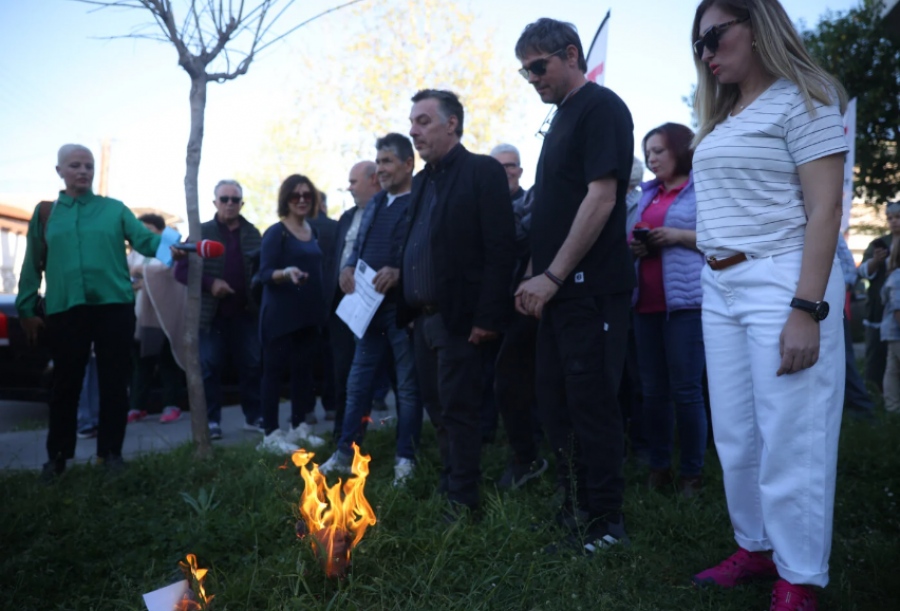 Οργή στη Λάρισα: Οι πλημμυροπαθείς  καίνε τα «ραβασάκια» του ΕΝΦΙΑ  και ζητούν συνάντηση με Μητσοτάκη