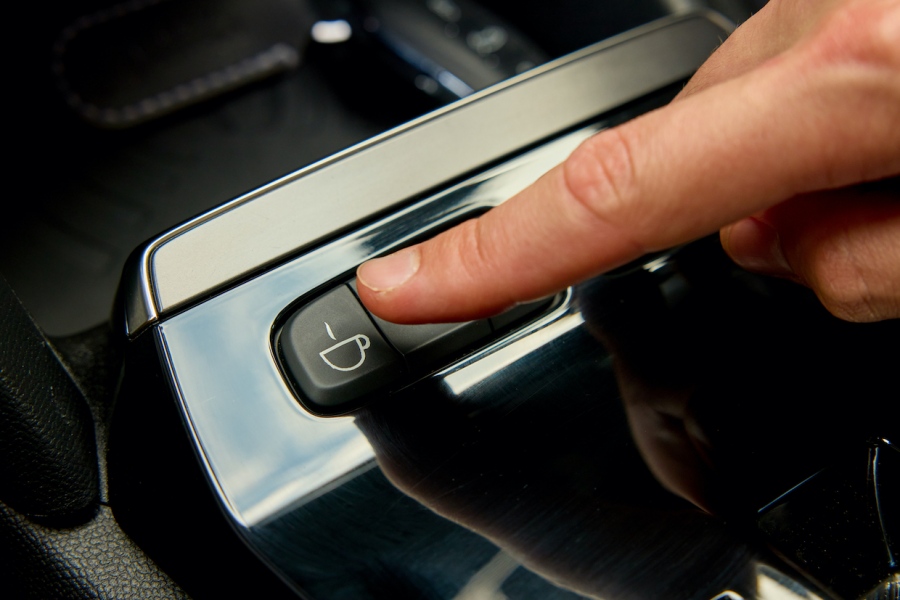 Τρελό και αληθινό! Αυτοκίνητο που ετοιμάζει... καφέ: espresso, capuccino, latte, flat white, πατώντας κουμπί στην κονσόλα!