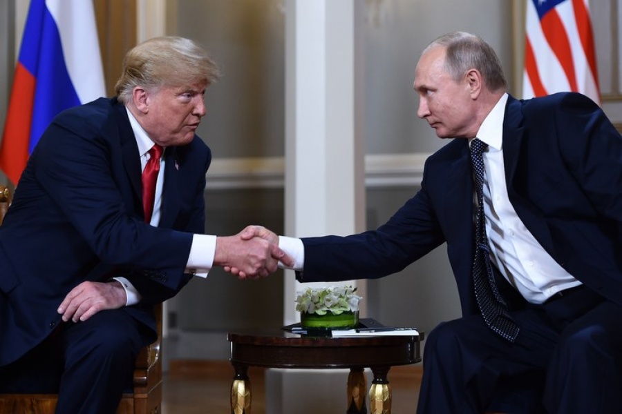 Πολιτική θύελλα στις ΗΠΑ κατά του Trump για τη συνάντηση με τον Putin – Τον κατηγορούν ακόμα και για εσχάτη προδοσία