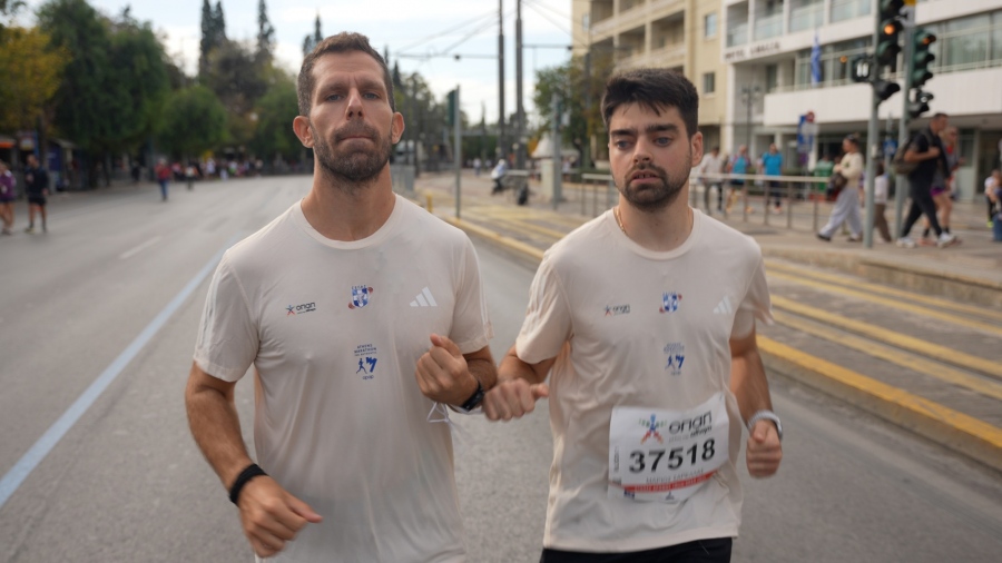 Το πιο δυνατό μήνυμα του Μαραθωνίου από τον Μάριο Σαρέλλα – Ο δρομέας με πρόβλημα όρασης που ξεχώρισε στη διοργάνωση