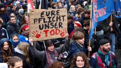 «Όχι στη στράτευση» - Πανευρωπαϊκός ξεσηκωμός των νέων κατά των φιλοπόλεμων ελίτ