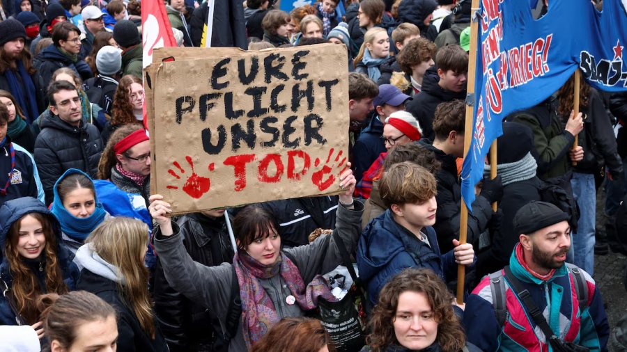 «Όχι στη στράτευση» - Πανευρωπαϊκός ξεσηκωμός των νέων κατά των φιλοπόλεμων ελίτ