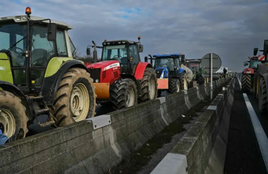 Γαλλία: Οι αγρότες «πολιορκούν» το Παρίσι