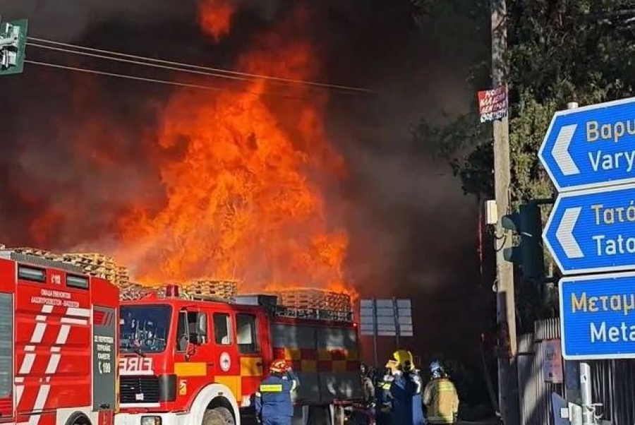 Μενίδι: Μεγάλη φωτιά σε υπαίθριο χώρο ξυλείας, κάηκε και εργοστάσιο παπουτσιών