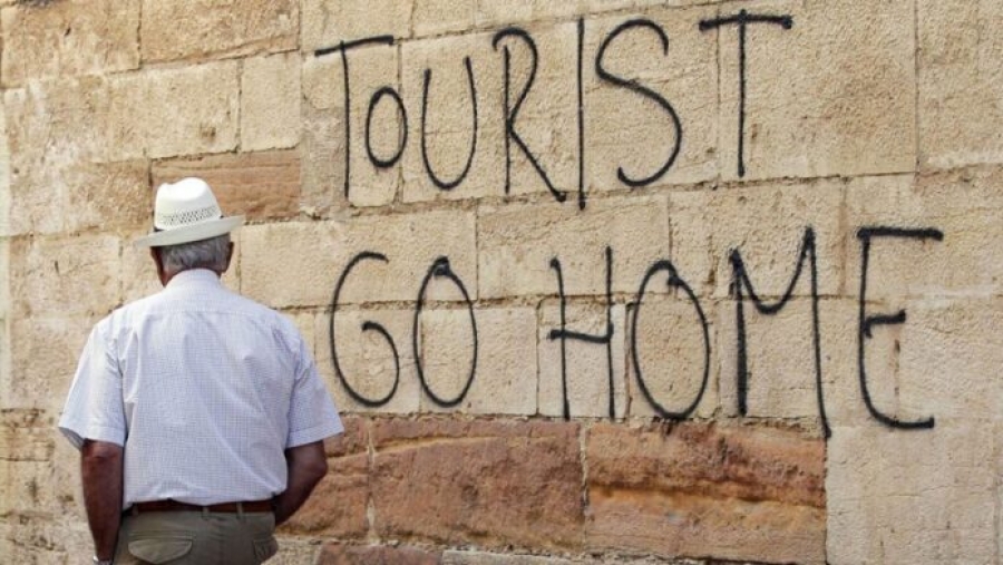 Γιατί οι δημοφιλείς προορισμοί λένε «όχι» στους τουρίστες
