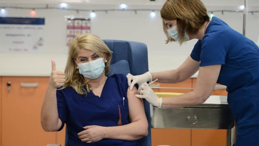 Νέα θεωρία συνωμοσίας για το κόσμημα που φορούσε η νοσηλεύτρια που εμβολιάστηκε κατά του κορωνοϊού