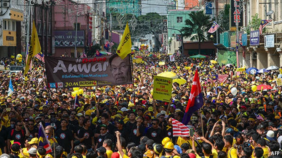 Η μεγαλύτερη διαδήλωση στην ιστορία της Μαλαισίας - Δεκάδες χιλιάδες διαδήλωσαν για ακρίβεια και μεταρρυθμίσεις