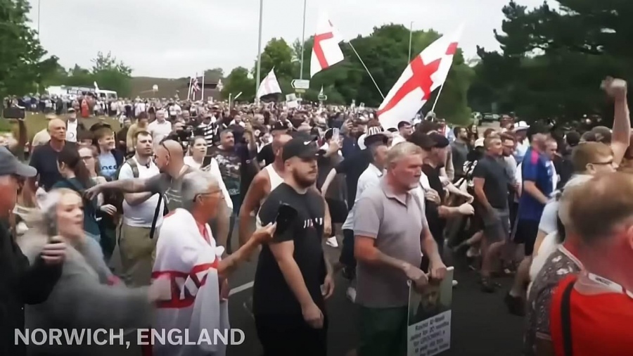 Καταρρέει η Βρετανία - Λογοκρισία - σοκ, μπλόκο στους διαδηλωτές κατά λαθρομεταναστών - Παρέμβαση Farage