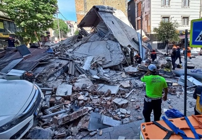 Σοκ στην Τουρκία: Κατέρρευσε τετραώροφη πολυκατοικία στην Κωνσταντινούπολη - Εγκλωβισμένοι κάτω από τα ερείπια