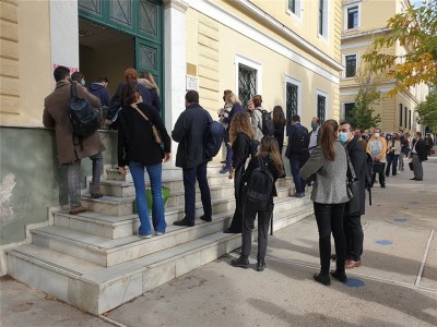 Κορωνοϊός: «Ξέχασαν» τα μέτρα προστασίας στην Ευελπίδων - Μεγάλος συνωστισμός στο κτίριο 3