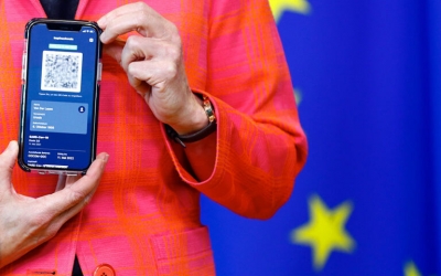 Euractiv: Η Ελλάδα πιέζει για τρίτη δοση στο ευρωπαϊκό ψηφιακό πιστοποιητικό