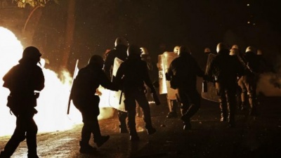 Συμπλοκές διαδηλωτών με κουκουλοφόρους και βανδαλισμοί καταστημάτων στο κέντρο της Αθήνας στην πορεία για τον Ζ. Κωστόπουλο