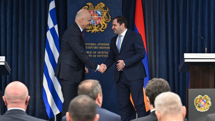 Στο Ερεβάν ο Δένδιας -  Τι συζήτησε με τον Papikyan και τι ακολούθησε στον προαύλιο χώρο του υπ. Άμυνας της Αρμενίας