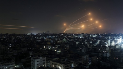 Σειρήνες ηχούν στο Τελ Αβίβ -  Μπαράζ πληγμάτων με ρουκέτες από τη Hamas