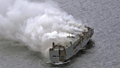 Στις φλόγες ακόμη το πλοίο ανοιχτά της Ολλανδίας που μεταφέρει 3.000 πολυτελή αυτοκίνητα