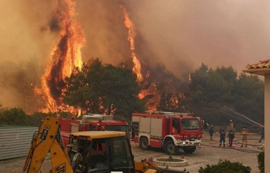 Υπό μερικό έλεγχο η πυρκαγιά στο Πέραμα – Στο λόφο του Σχιστού οι φλόγες