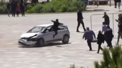 Απίστευτες εικόνες στα Τίρανα: Άντρας πήδηξε μέσα σε αυτοκίνητο για να σταματήσει επικίνδυνο οδηγό