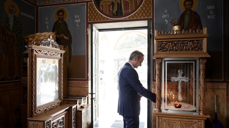 Θεοφάνεια και απολογία Μητσοτάκη για την απουσία του: Άναψα κερί...