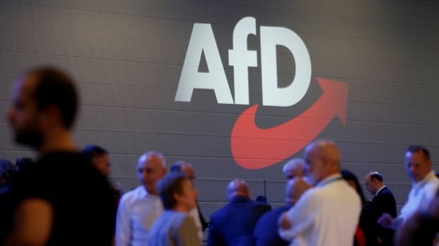 Όλο και πιο δεκτικοί οι Γερμανοί στις αντιμεταναστευτικές θέσεις του AfD - Νέα πτώση για τους Πράσινους