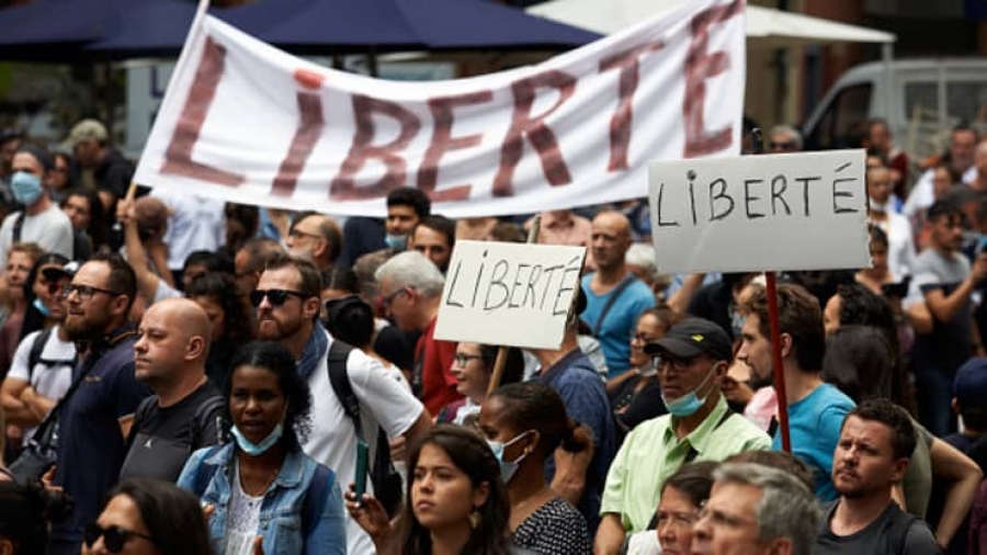 Το εμβόλιο διχάζει την κοινωνία σε ΗΠΑ και ΕΕ - Οργισμένοι οι ανεμβολίαστοι για τους περιορισμούς