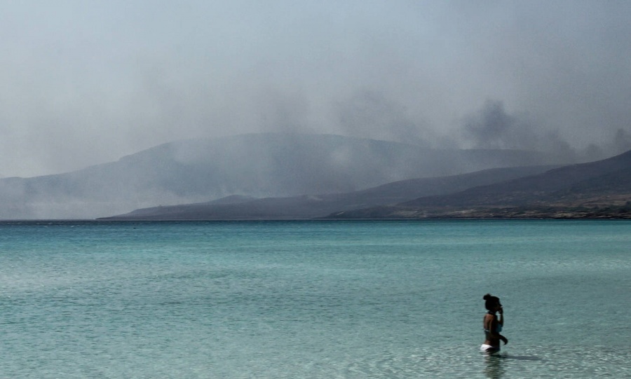 Οικονομική καταστροφή προκαλεί η πυρκαγιά στην Ελαφόνησο – Οι επισκέπτες εγκαταλείπουν το νησί