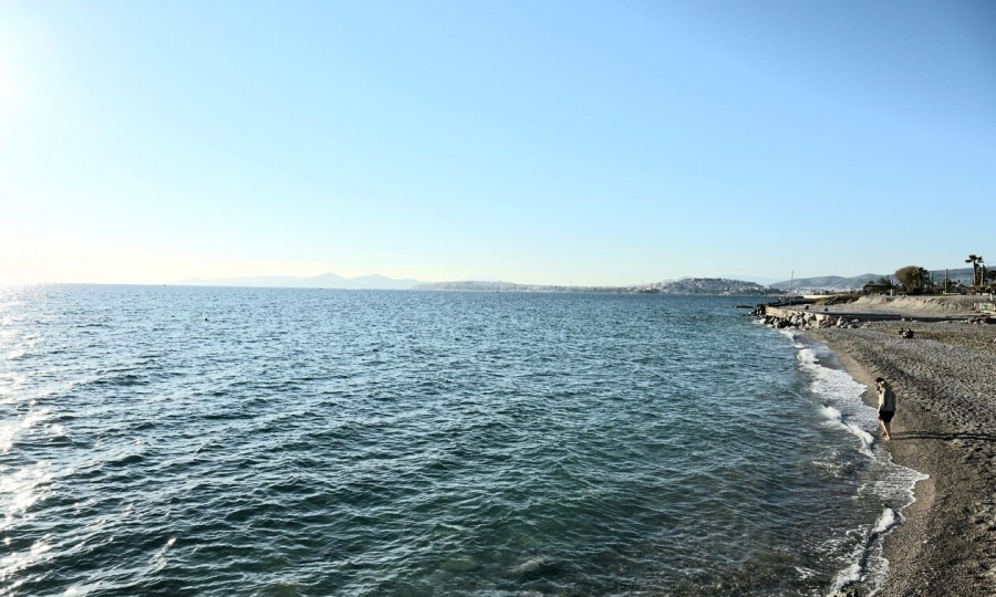 Προσοχή: Οι ακατάλληλες παραλίες της Αττικής – Πού δεν πρέπει να κολυμπήσετε από τον Πειραιά μέχρι τη Γλυφάδα