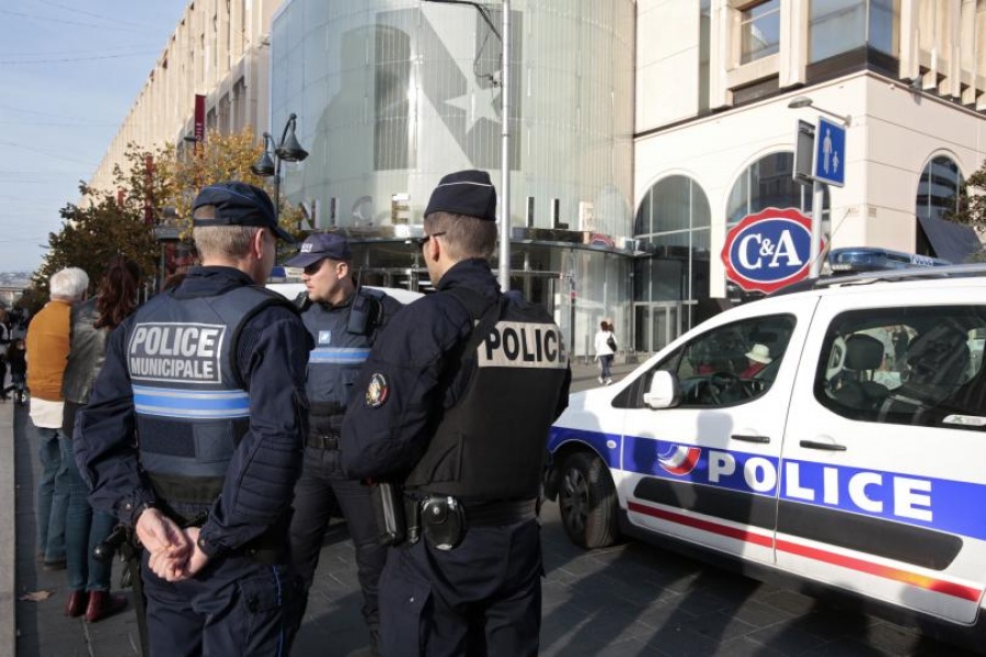 Γαλλία: Γυναίκα με ισλαμική μαντίλα επιτέθηκε και τραυμάτισε δύο ανθρώπους στη Νότια Γαλλία