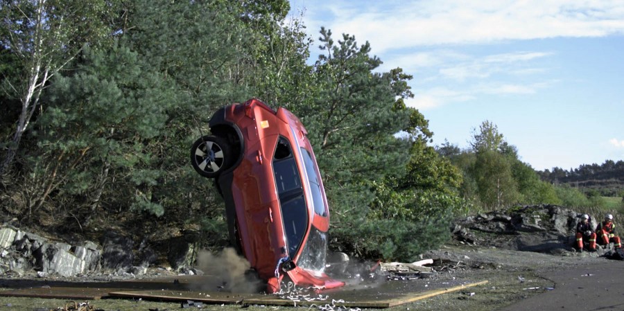 Η Volvo πετά τα αυτοκίνητα της από ύψος 30 μέτρων!