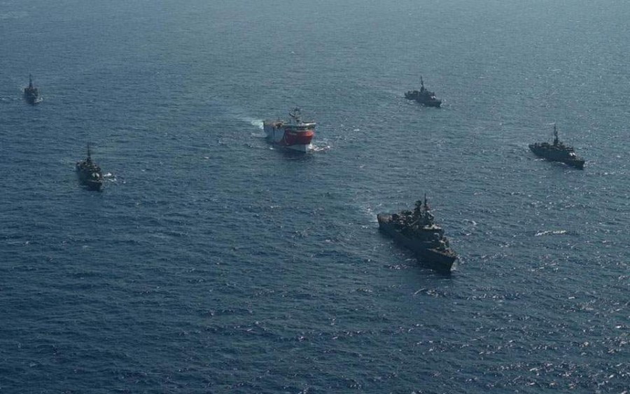 Φωτογραφίες από τα πλοία που συνοδεύουν το Oruc Reis δημοσίευσε το τουρκικό υπ. Αμύνης