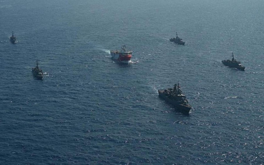 Φωτογραφίες από τα πλοία που συνοδεύουν το Oruc Reis δημοσίευσε το τουρκικό υπ. Αμύνης