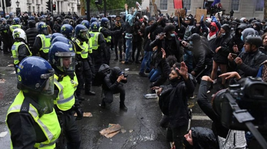 Βρετανία: Μαζικές διαδηλώσεις κατά της φιλοξενίας αιτούντων άσυλο – Θέλουμε τη χώρα πίσω