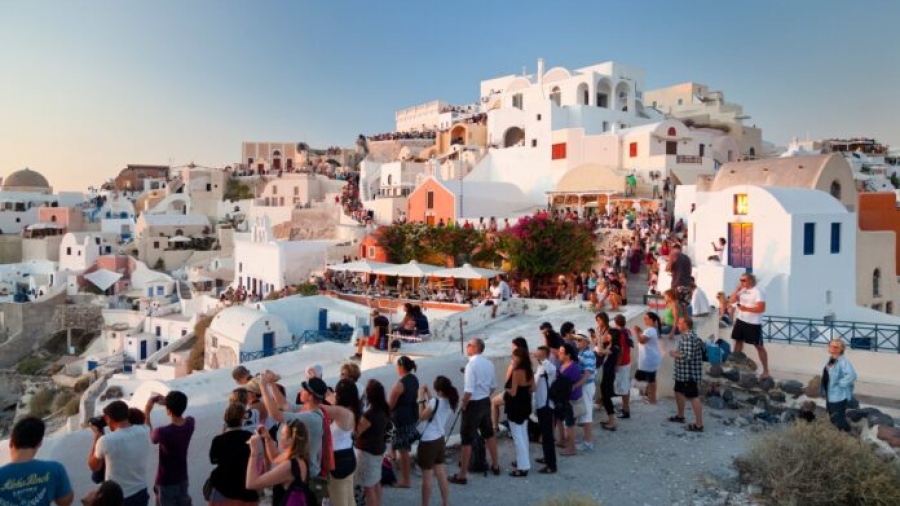 Απειλεί και την Ελλάδα το φάντασμα του υπερτουρισμού - Σαντορίνη, Μύκονος τα μεγαλύτερα προβλήματα