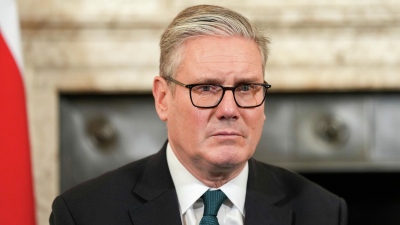 O Starmer κηρύσσει πόλεμο στα Social Media – Στο στόχαστρο οι Big Tech