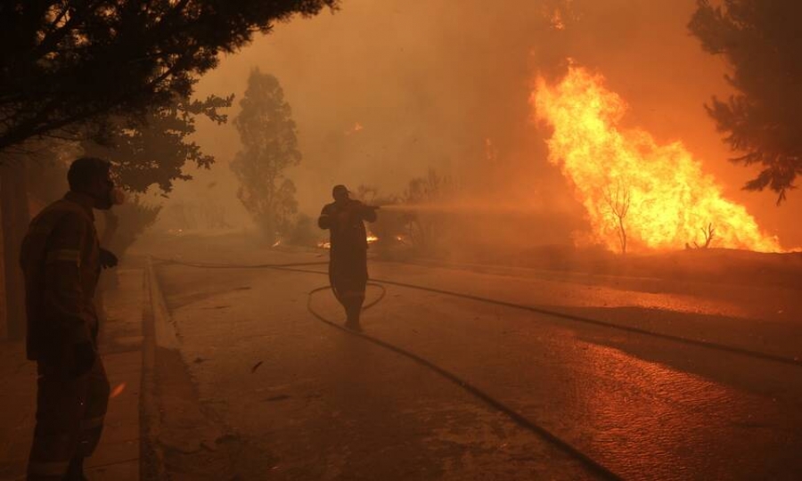 Φωτιά στην Πεντέλη: Βίντεο ντοκουμέντο με έκρηξη στην Παλλήνη