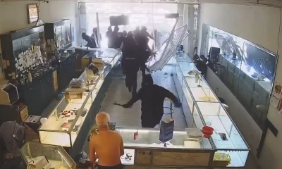 Συγκλονιστική επίθεση: Συμμορία ληστών εισβάλει με αυτοκίνητο σε κοσμηματοπωλείο - Έπαθε εγκεφαλικό ο ιδιοκτήτης