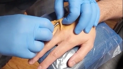 Ανατριχιαστικό: Ιδιοκτήτης Tesla εμφύτεψε τσιπ στο χέρι του για να γίνει... ένα με το αυτοκίνητο του (βίντεο)