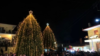 Σαν τη Χαλκιδική δεν έχει: Άναψε το πρώτο χριστουγεννιάτικο δέντρο στην Ελλάδα
