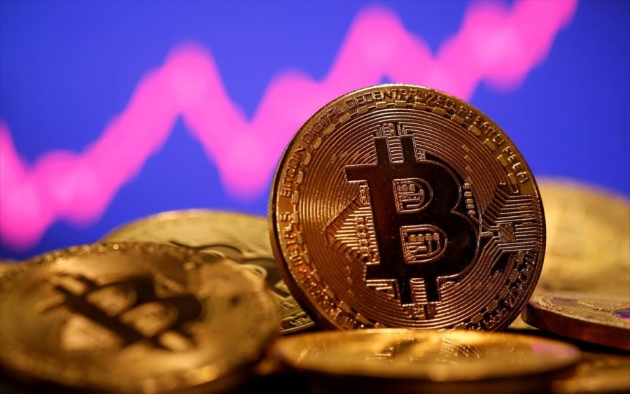 Bitcoin:  Tι προκάλεσε το ράλι πάνω από τα 25.000 δολ. – Οι κινήσεις της Fed, ο πληθωρισμός και τα σενάρια