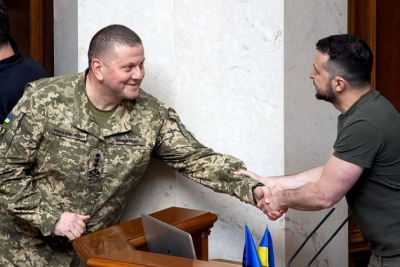 Ukrayinska Pravda: Μοιρασμένες στη... μέση οι Ένοπλες Δυνάμεις της Ουκρανίας μετά τη μετωπική σύγκρουση Zelensky - Zaluzhny