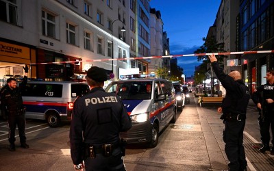 Αυστρία: Σε διαθεσιμότητα ο επικεφαλής της αντιτρομοκρατικής - Κλείνει δύο τζαμιά στη Βιέννη μετά την επίθεση